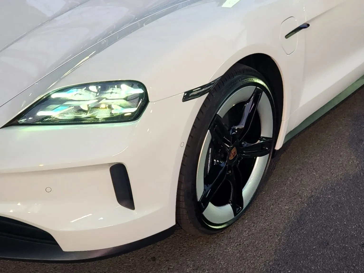 Porsche Taycan Base 2025 — photo 1 sur 26