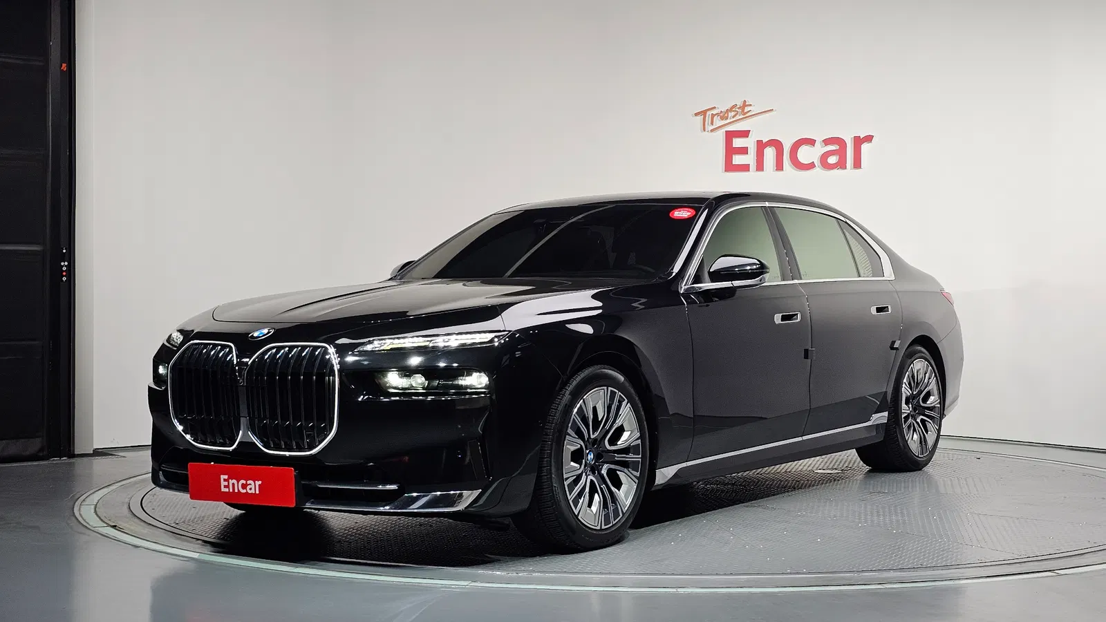 BMW Série 7 (G70) 740i sDrive Design Pure Excellence 2023 — photo 1 sur 20