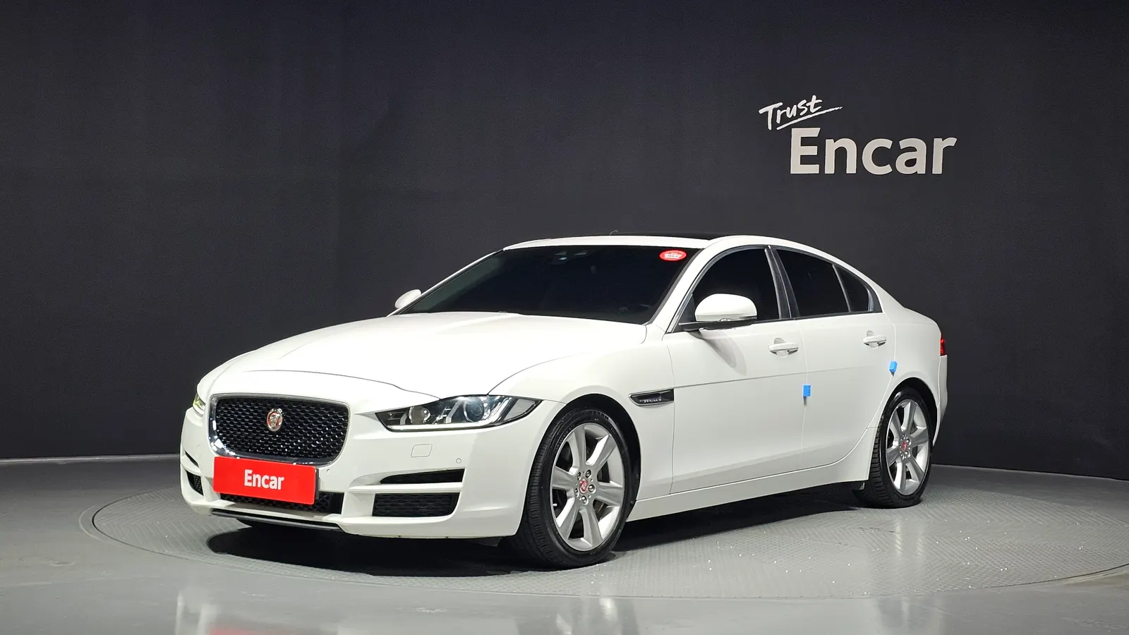 Jaguar XE 20d Portfolio 2016 — photo 1 sur 20
