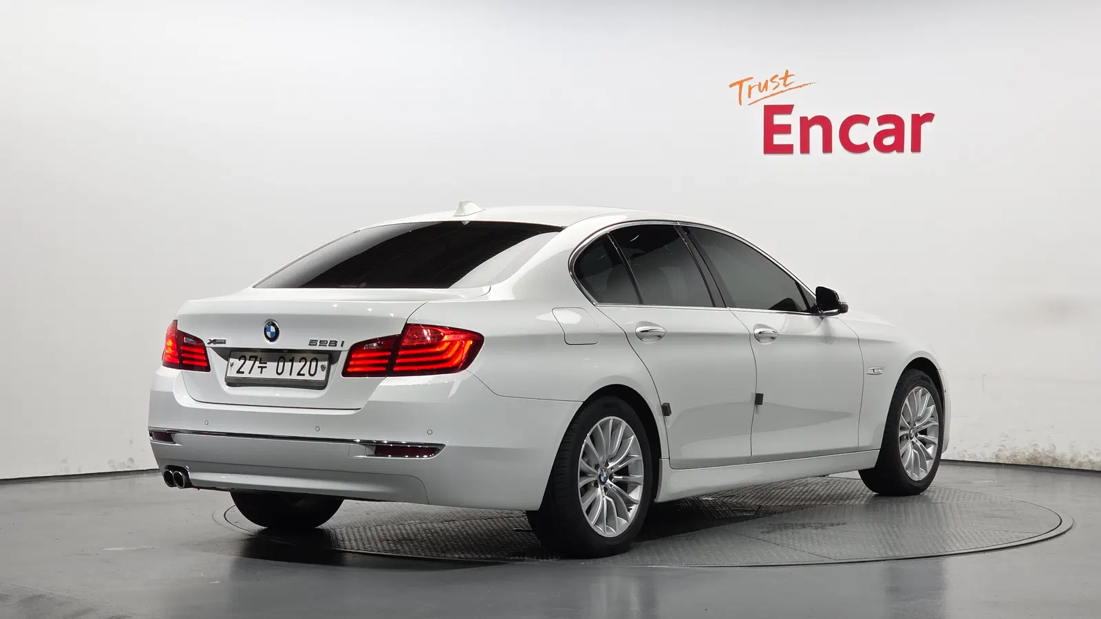 BMW Série 5 (F10) 528i xDrive Luxury Plus 2016 — photo 1 sur 34