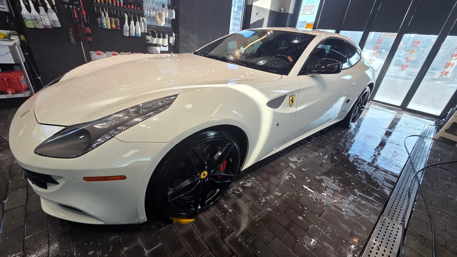 Ferrari FF 6.3 V12 2012 — photo 1 sur 11