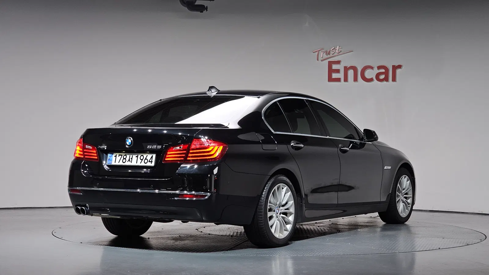 BMW Série 5 (F10) 528i xDrive Luxury 2014 — photo 1 sur 34