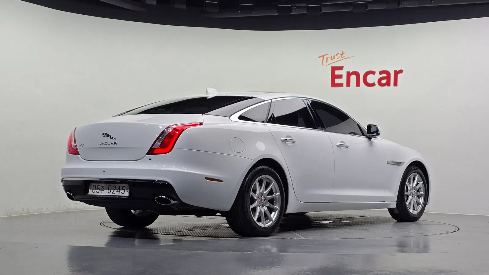 Jaguar All New XJ 2.0 Luxury SWB 2016 — photo 1 sur 37