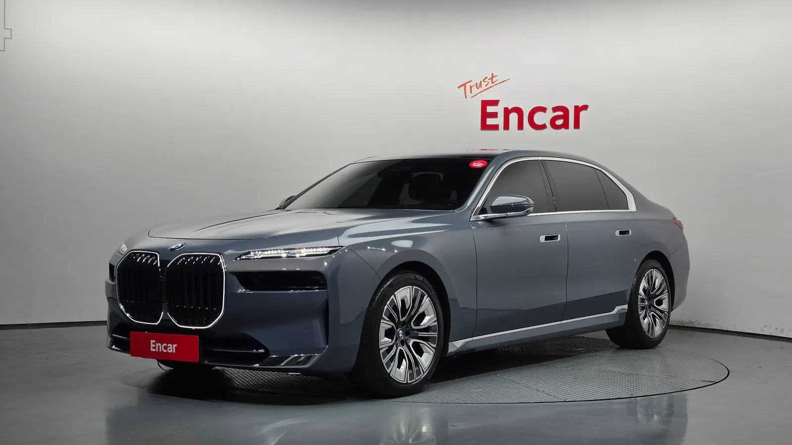 BMW Série 7 (G70) 740i sDrive Design Pure Excellence 2023 — photo 1 sur 37