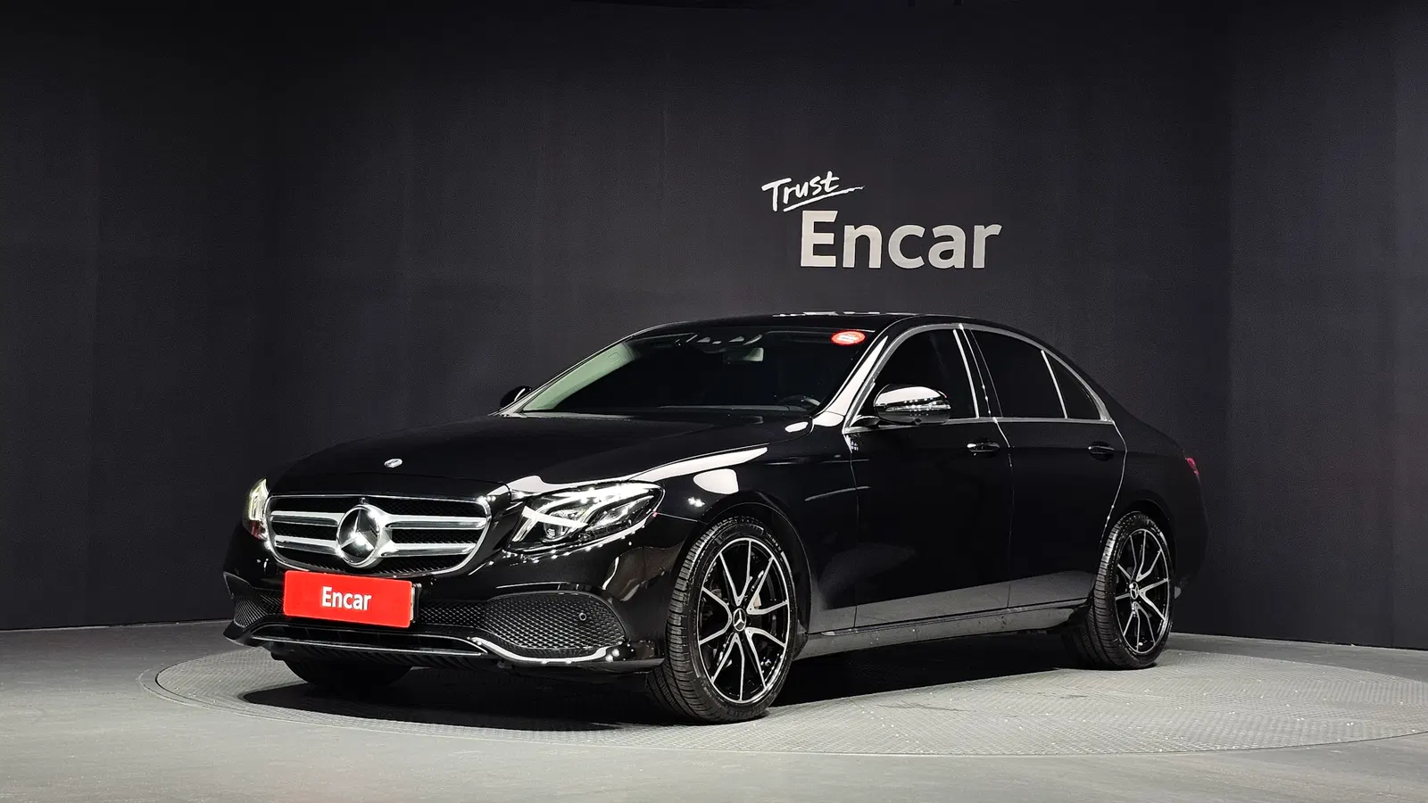 Mercedes-Benz Classe E E300 4MATIC Avantgarde (W213) 2018 — photo 1 sur 33