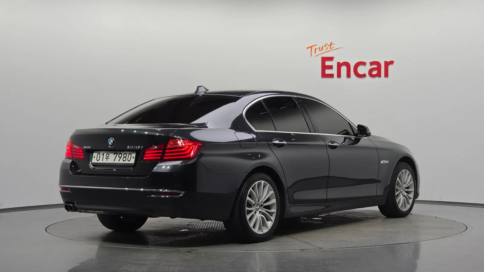 BMW Série 5 (F10) 528i xDrive Luxury Plus 2015 — photo 1 sur 33