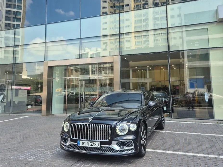 Bentley Flying Spur 3e génération 4.0 Azure 2023 — photo 1 sur 26
