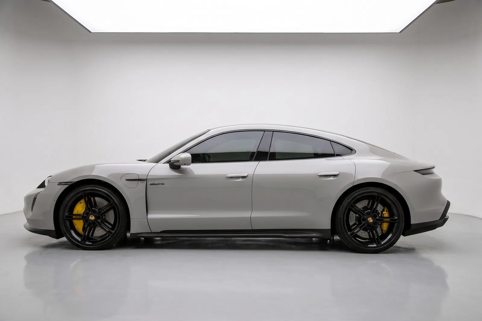 Porsche Taycan Turbo S 2023 — photo 1 sur 26