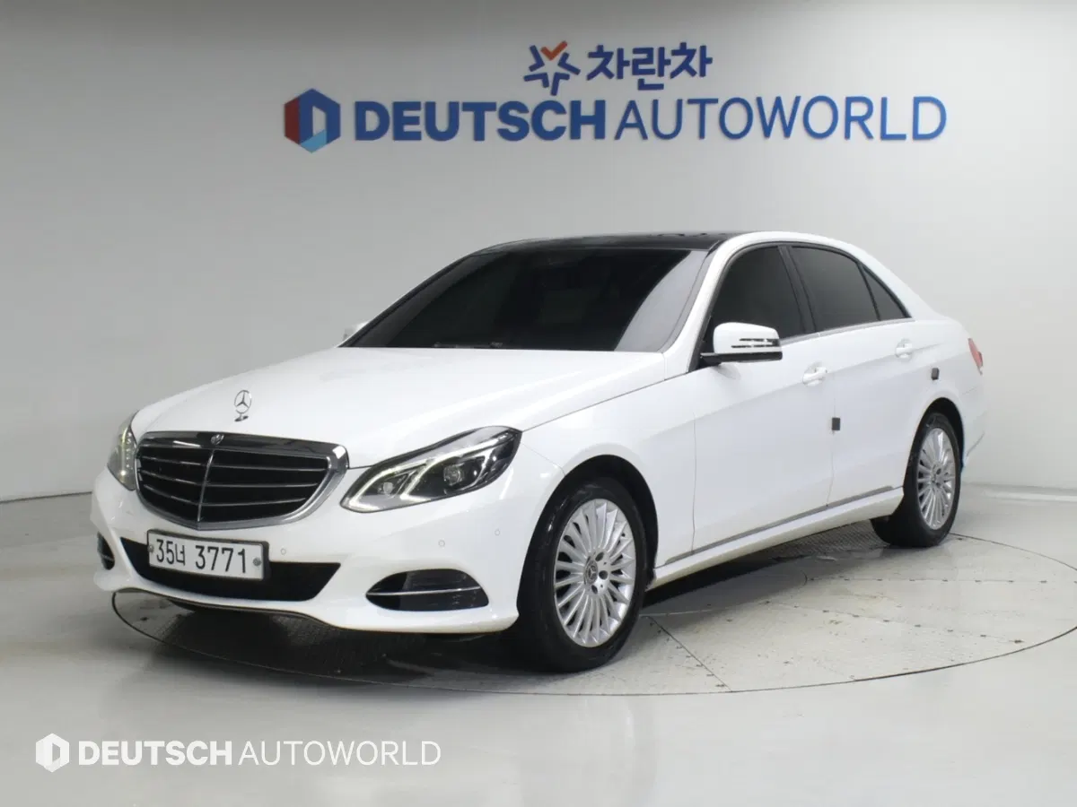 Mercedes-Benz Classe E E200 Elegance (W212) 2014 — photo 1 sur 26