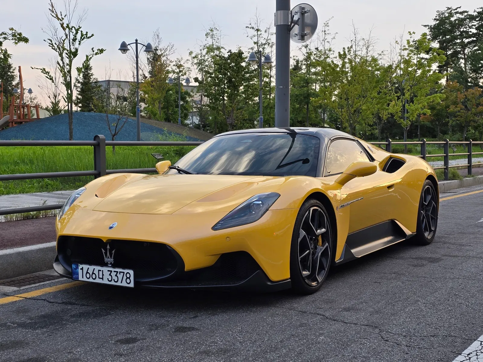 Maserati MC20 3.0 V6 Cello 2023 — photo 1 sur 20