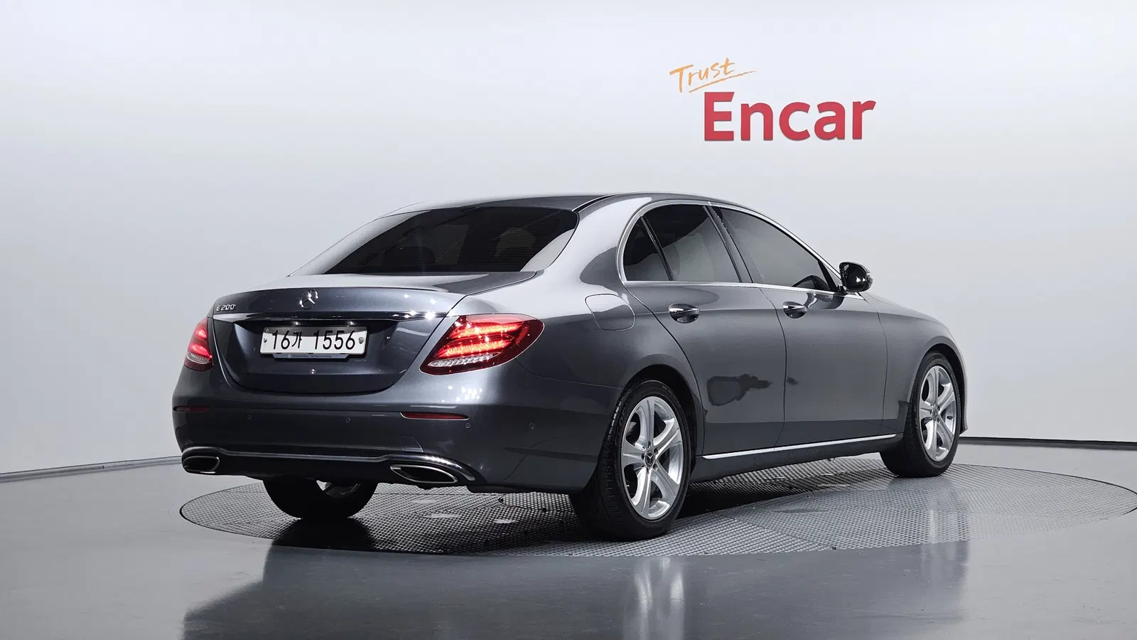 Mercedes-Benz Classe E E200 Avantgarde (W213) 2017 — photo 1 sur 32