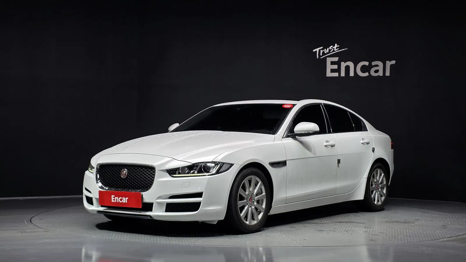 Jaguar XE 20t Prestige 2018 — photo 1 sur 20