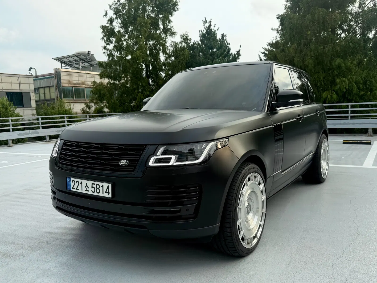 Land Rover Range Rover 4e génération 4.4 SDV8 AB Diesel 2019 — photo 1 sur 20