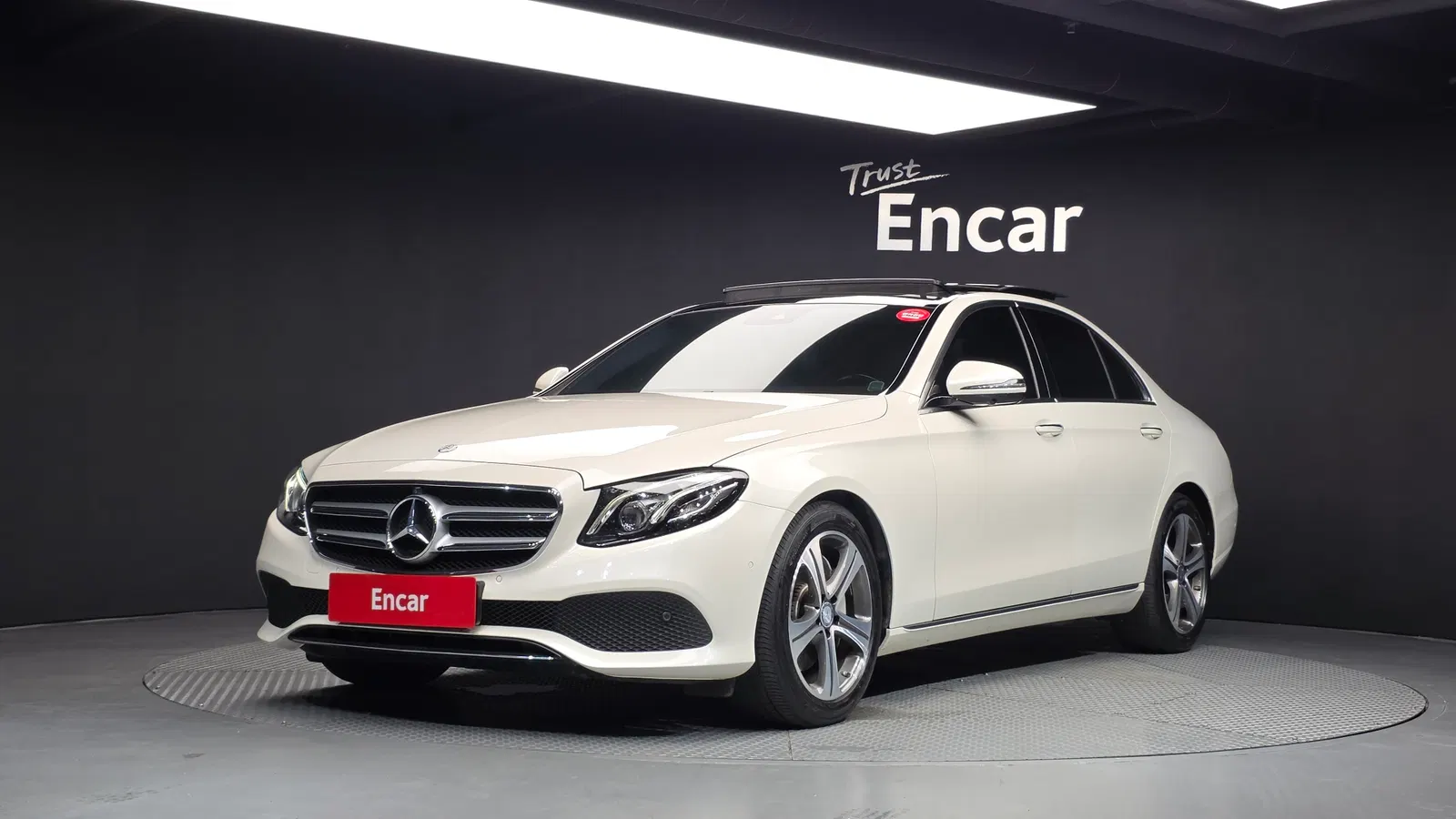 Mercedes-Benz Classe E E300 Avantgarde (W213) 2017 — photo 1 sur 20