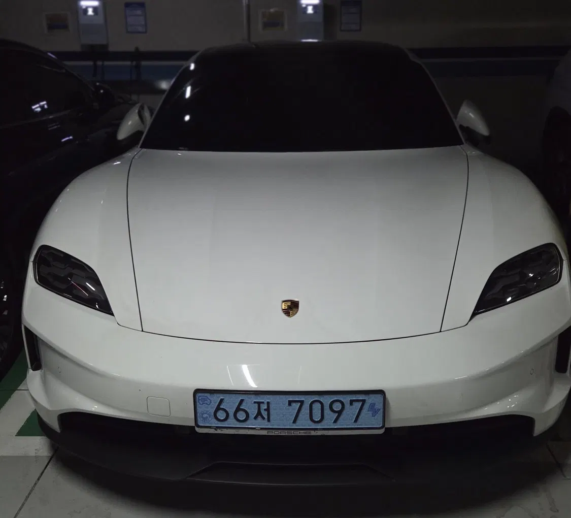 Porsche Taycan Base 2025 — photo 1 sur 6
