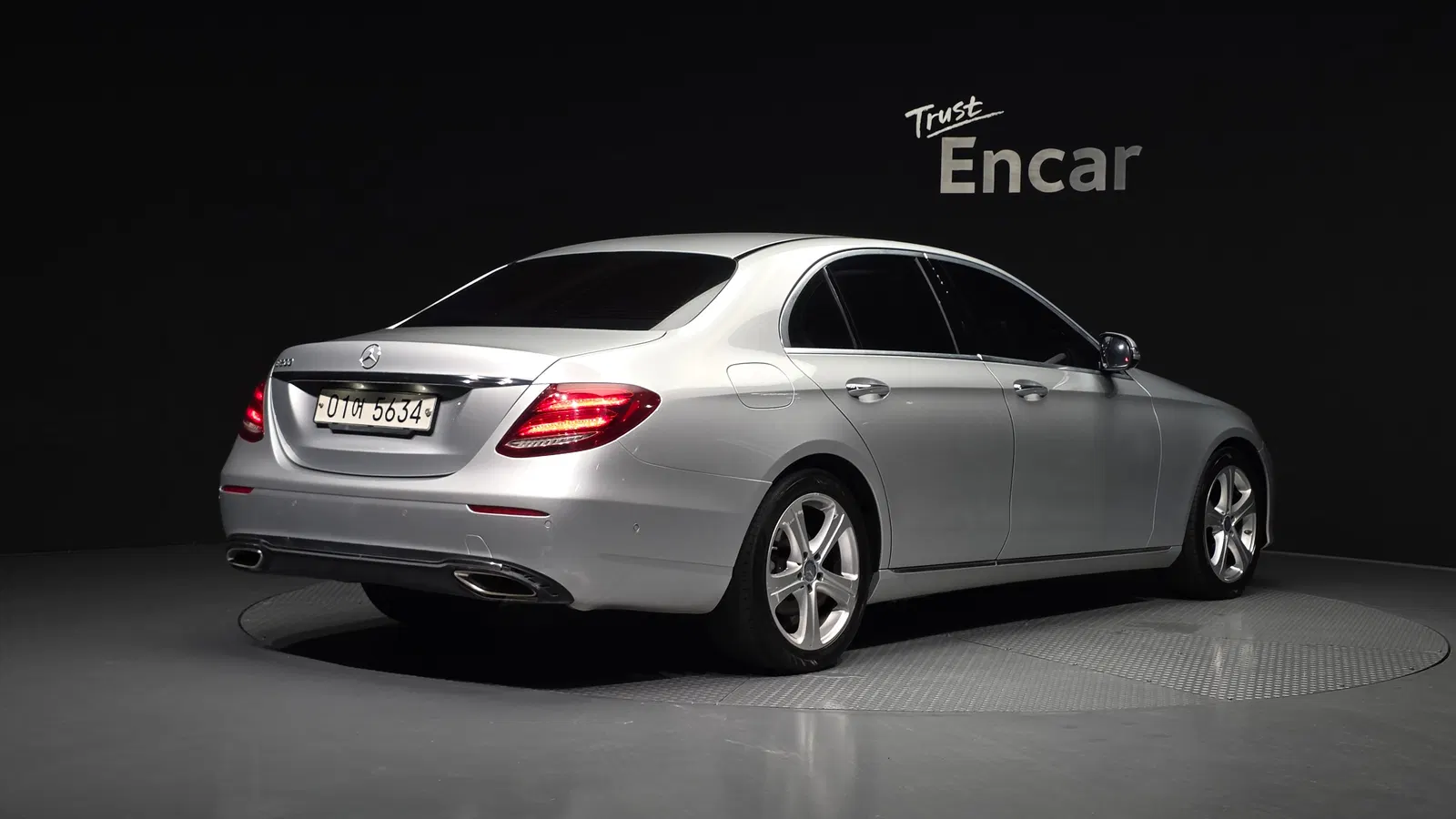 Mercedes-Benz Classe E E200 Avantgarde (W213) 2017 — photo 1 sur 34