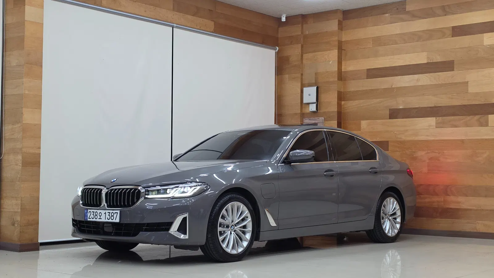 BMW Série 5 (G30) 530e Luxury 2021 — photo 1 sur 26