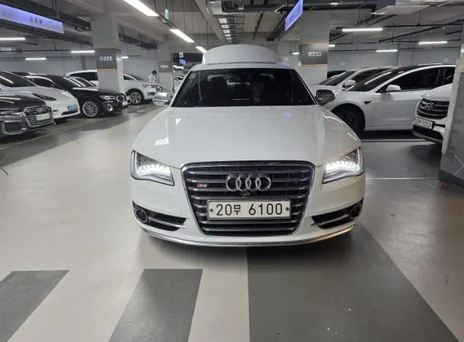 Audi S8 4.0 TFSI Quattro 2014 — photo 1 sur 17