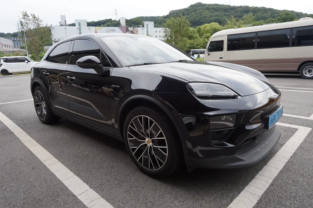 Porsche Macan EV 4S 2025 — photo 1 sur 20