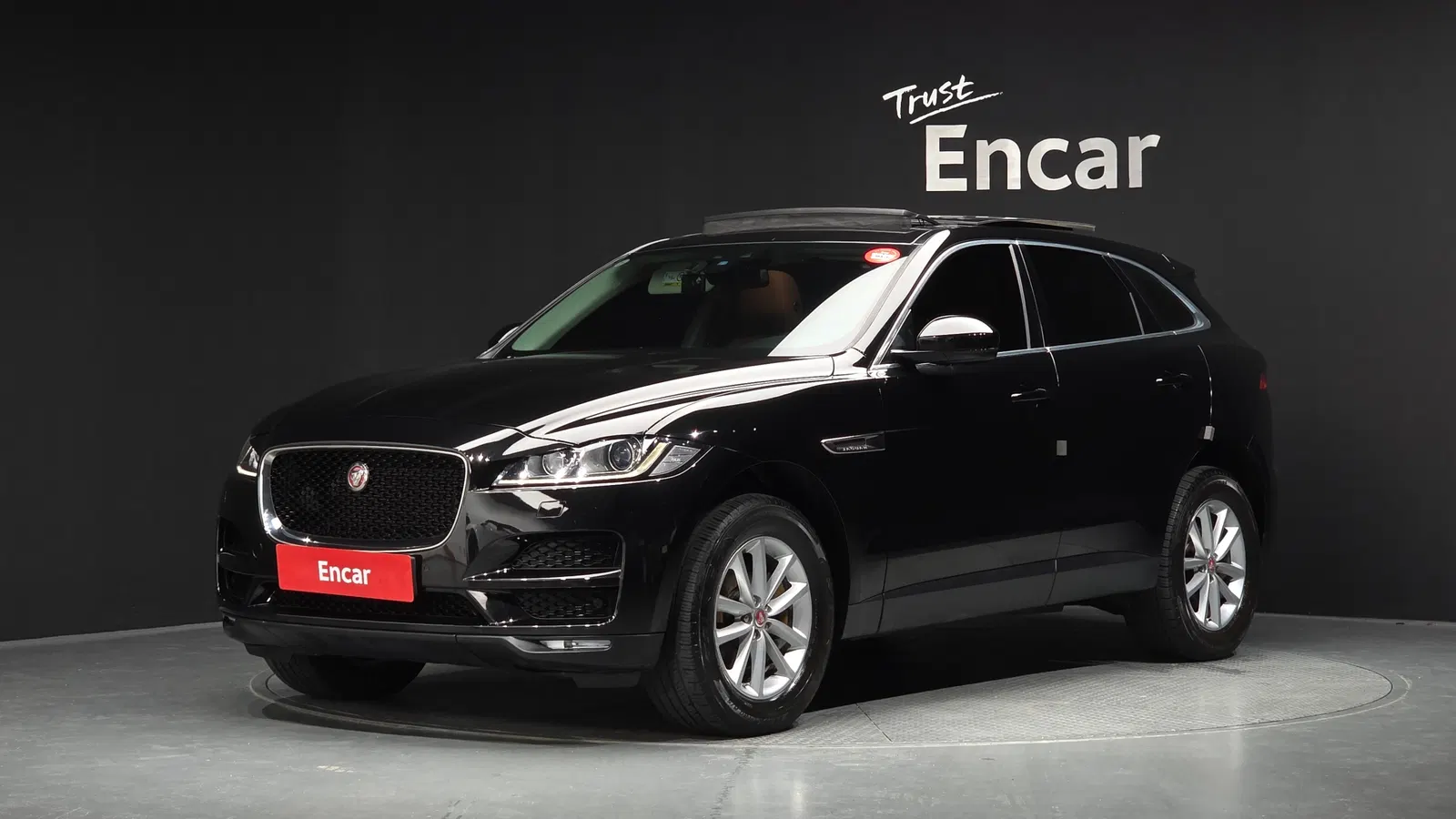 Jaguar F-PACE 20d Portfolio 2017 — photo 1 sur 20