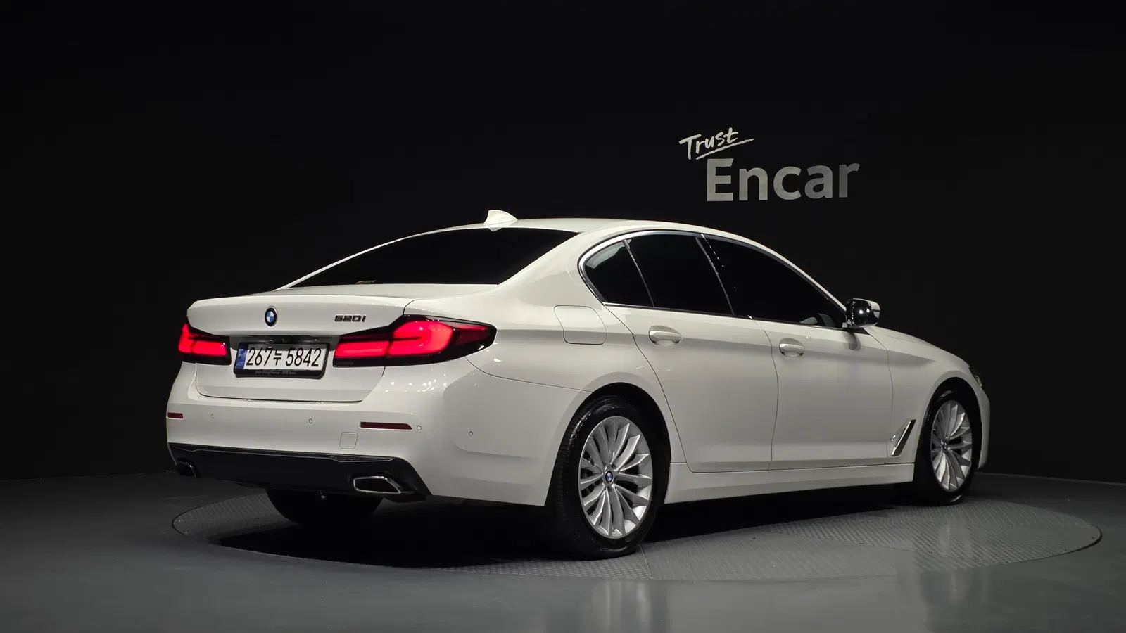 BMW Série 5 (G30) 520i Luxury 2021 — photo 1 sur 35