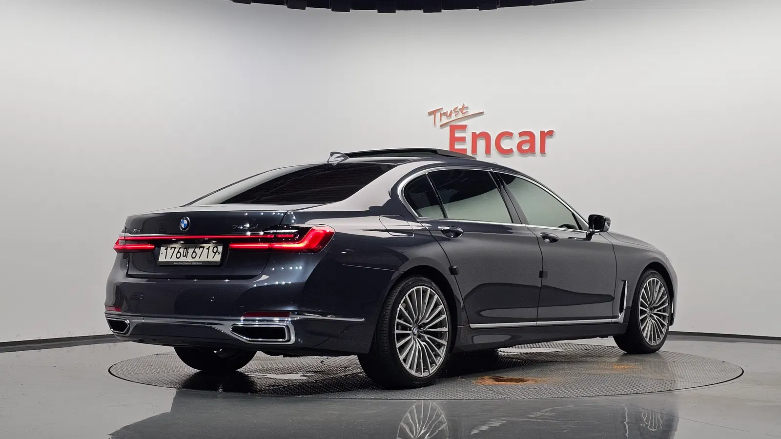 BMW Série 7 (G11) 740Li xDrive Design Pure Excellence 2020 — photo 1 sur 40