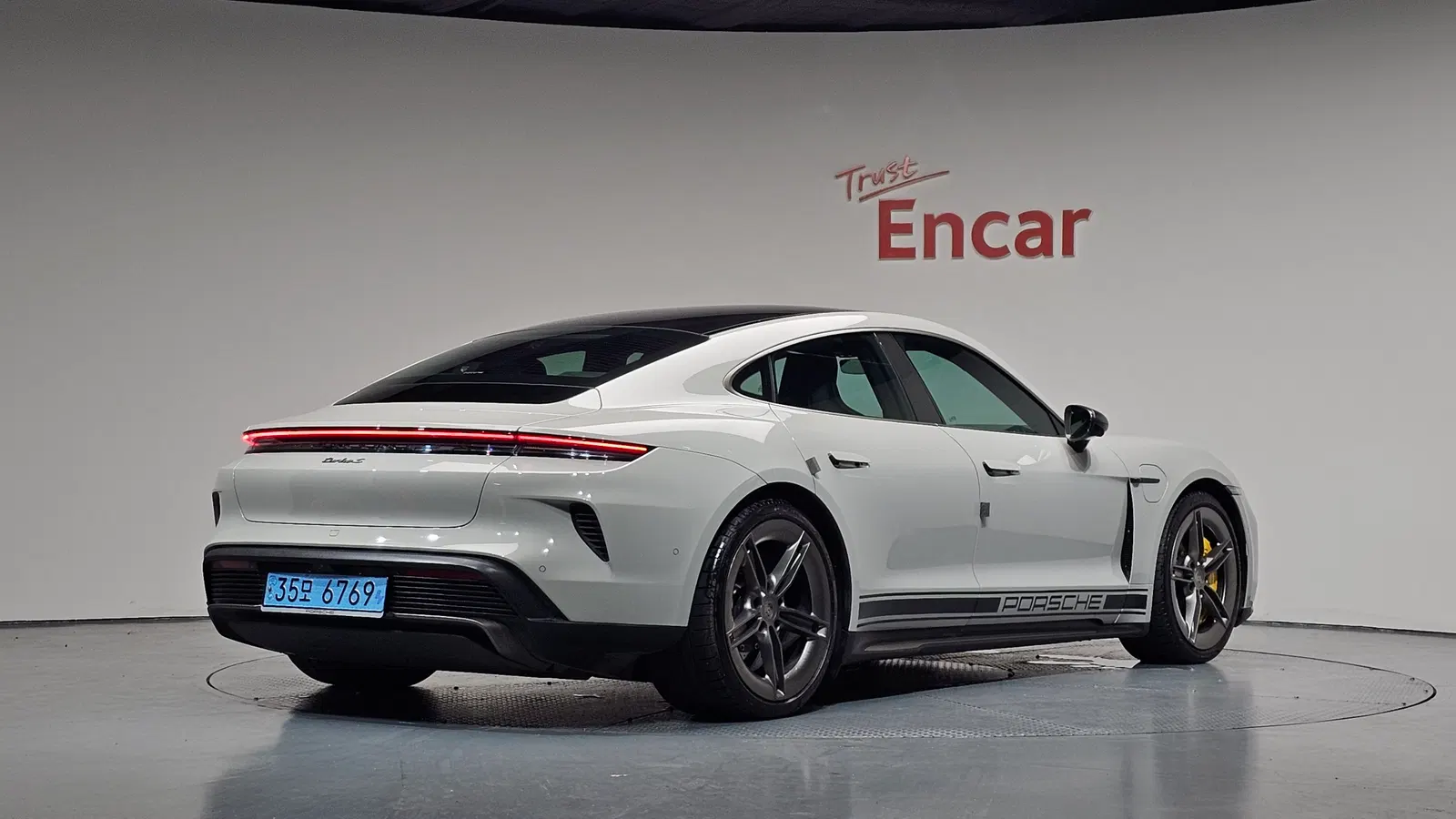 Porsche Taycan Turbo S 2025 — photo 1 sur 37