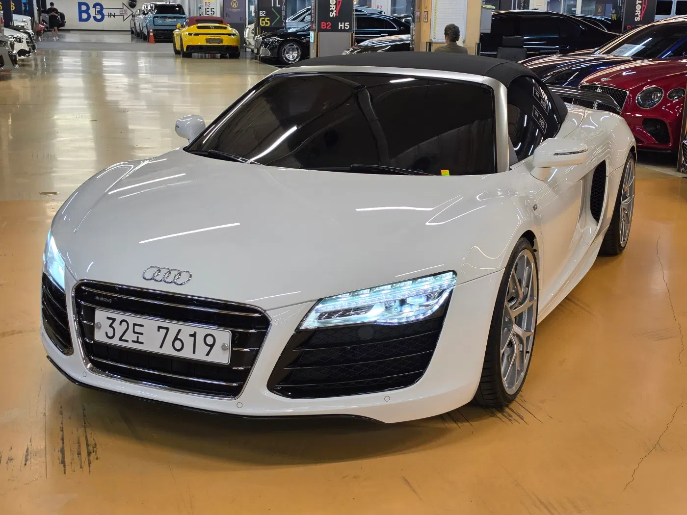Audi R8 5.2 V10 Spyder 2015 — photo 1 sur 26