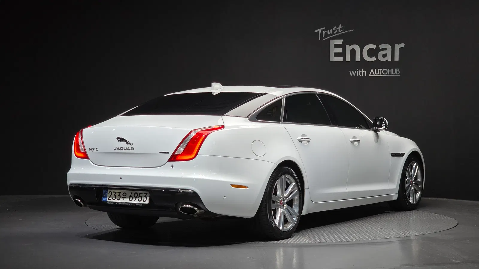 Jaguar All New XJ 3.0 SC AWD Portfolio LWB 2016 — photo 1 sur 37