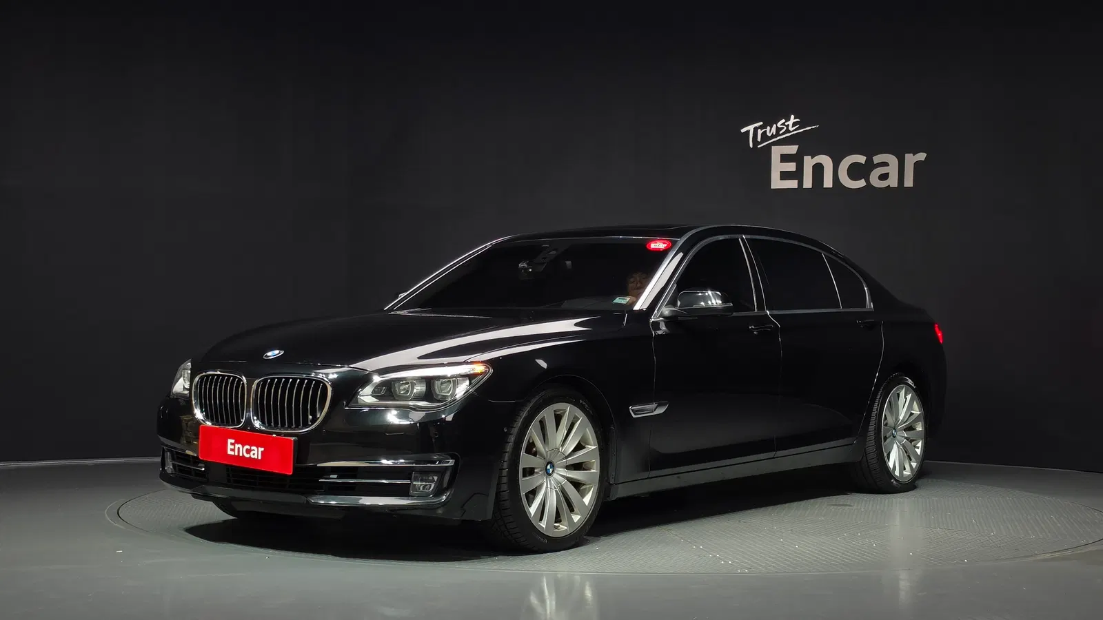 BMW Série 7 (F01) 750Li xDrive Individual 2015 — photo 1 sur 26