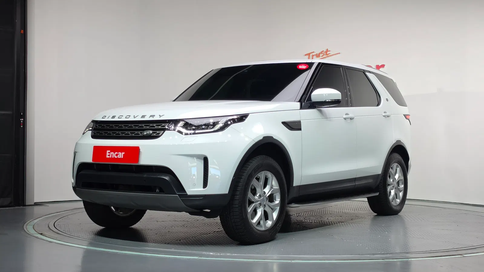 Land Rover Discovery 5 2.0 SD4 SE 2019 — photo 1 sur 31
