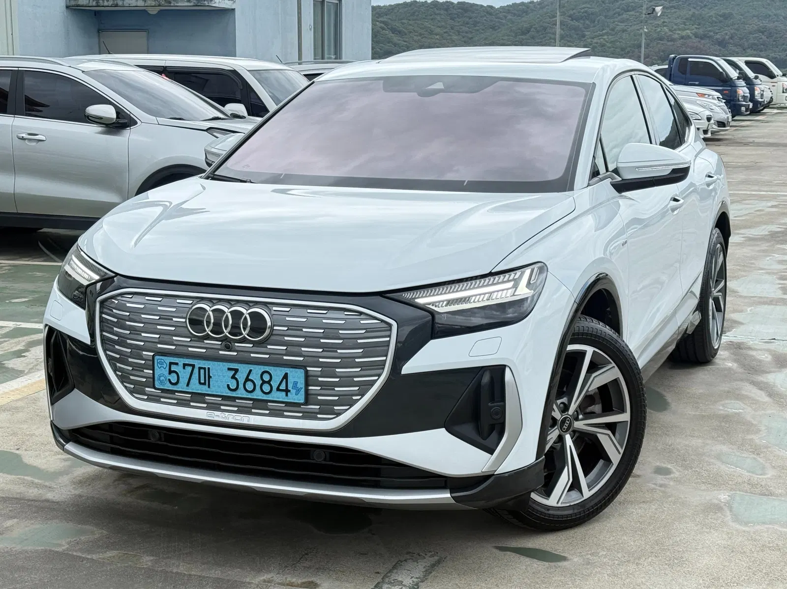 Audi Q4 e-tron (F4) 40 Premium Sportback 2022 — photo 1 sur 26