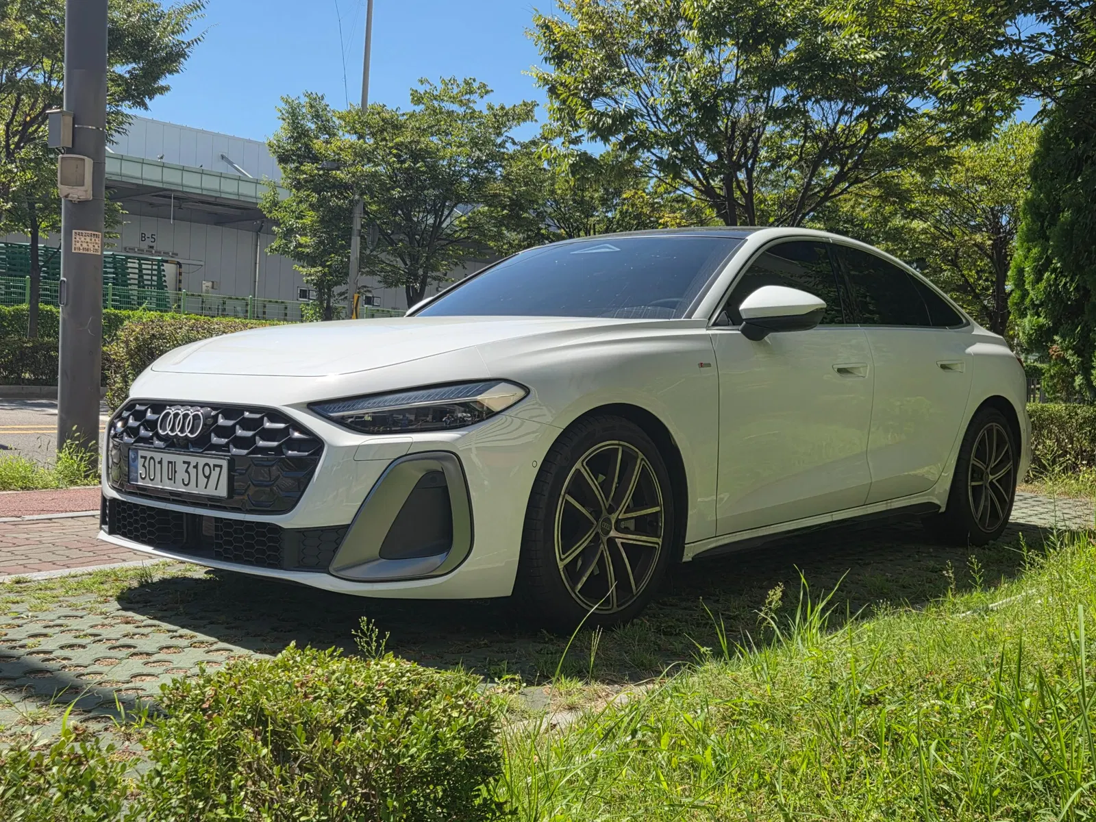 Audi A5 (B10) 40 TFSI Quattro S Line 2025 — photo 1 sur 26