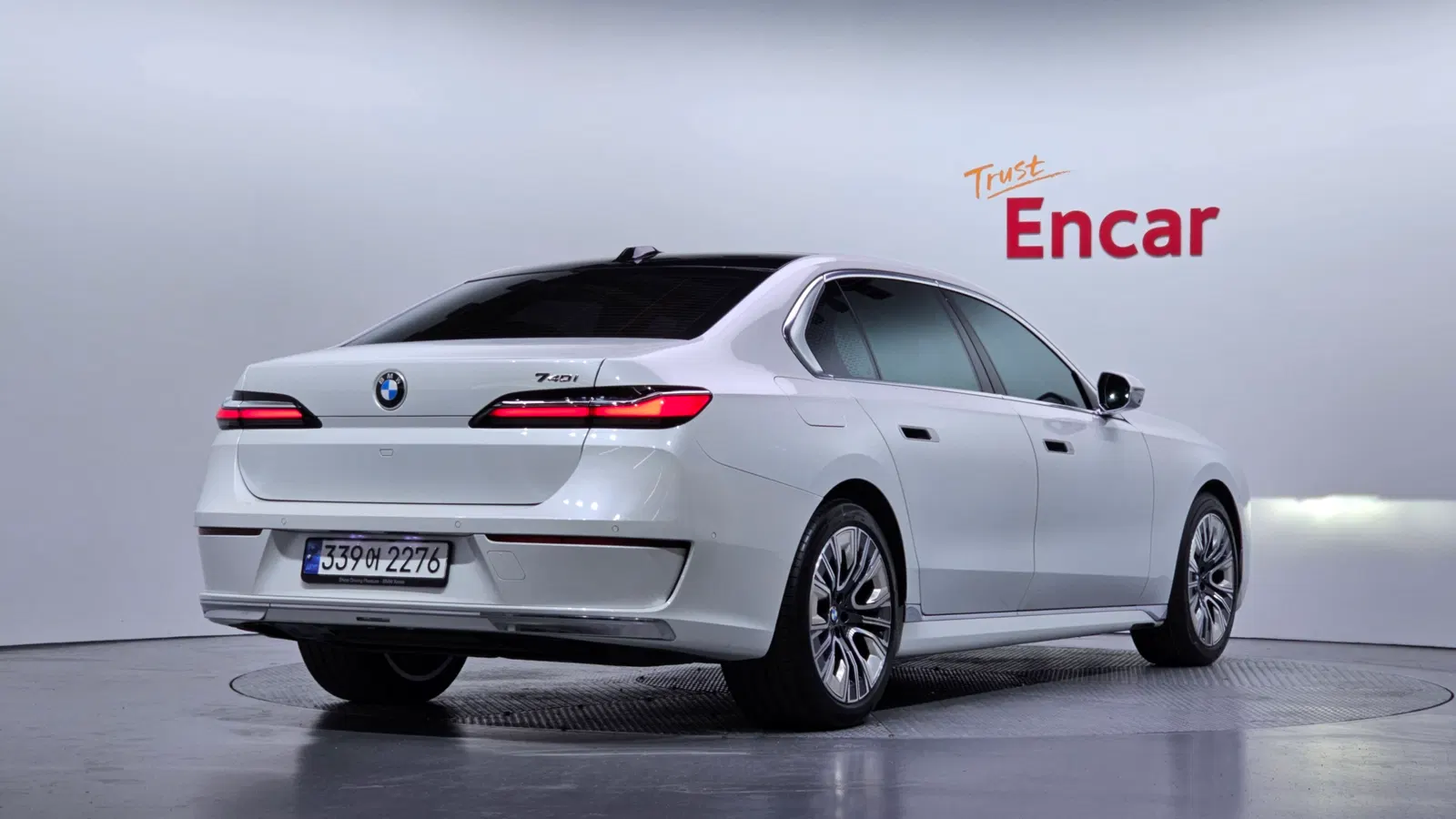 BMW Série 7 (G70) 740i sDrive Design Pure Excellence 2023 — photo 1 sur 39