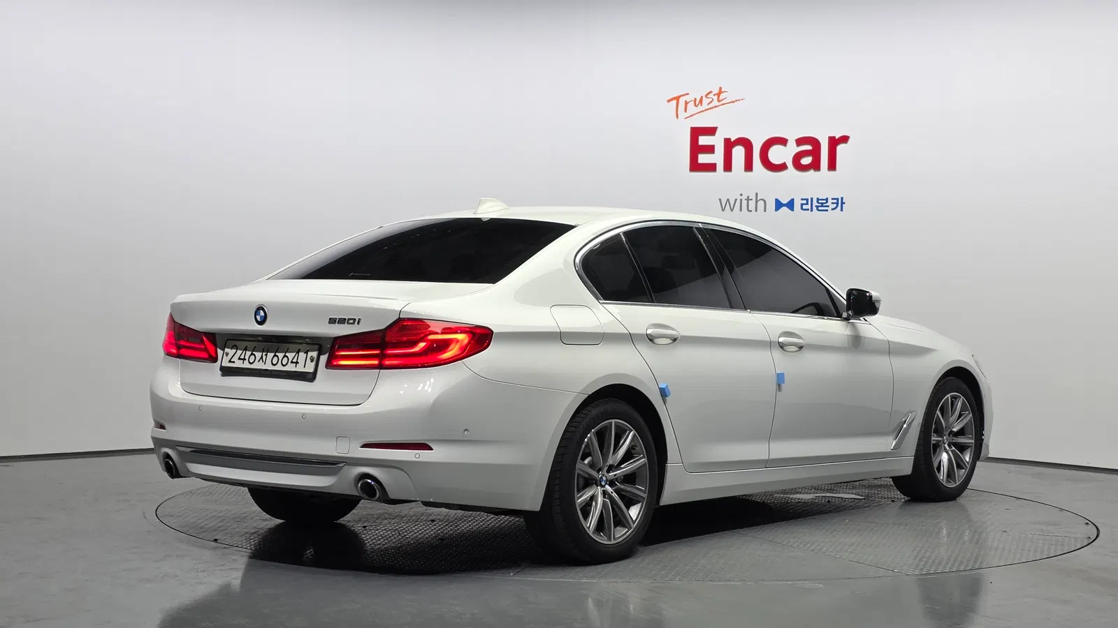 BMW Série 5 (G30) 520i Luxury 2019 — photo 1 sur 33