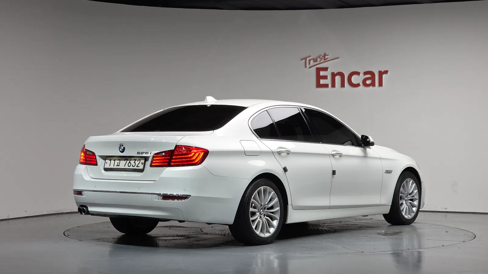 BMW Série 5 (F10) 528i Luxury Plus 2015 — photo 1 sur 43