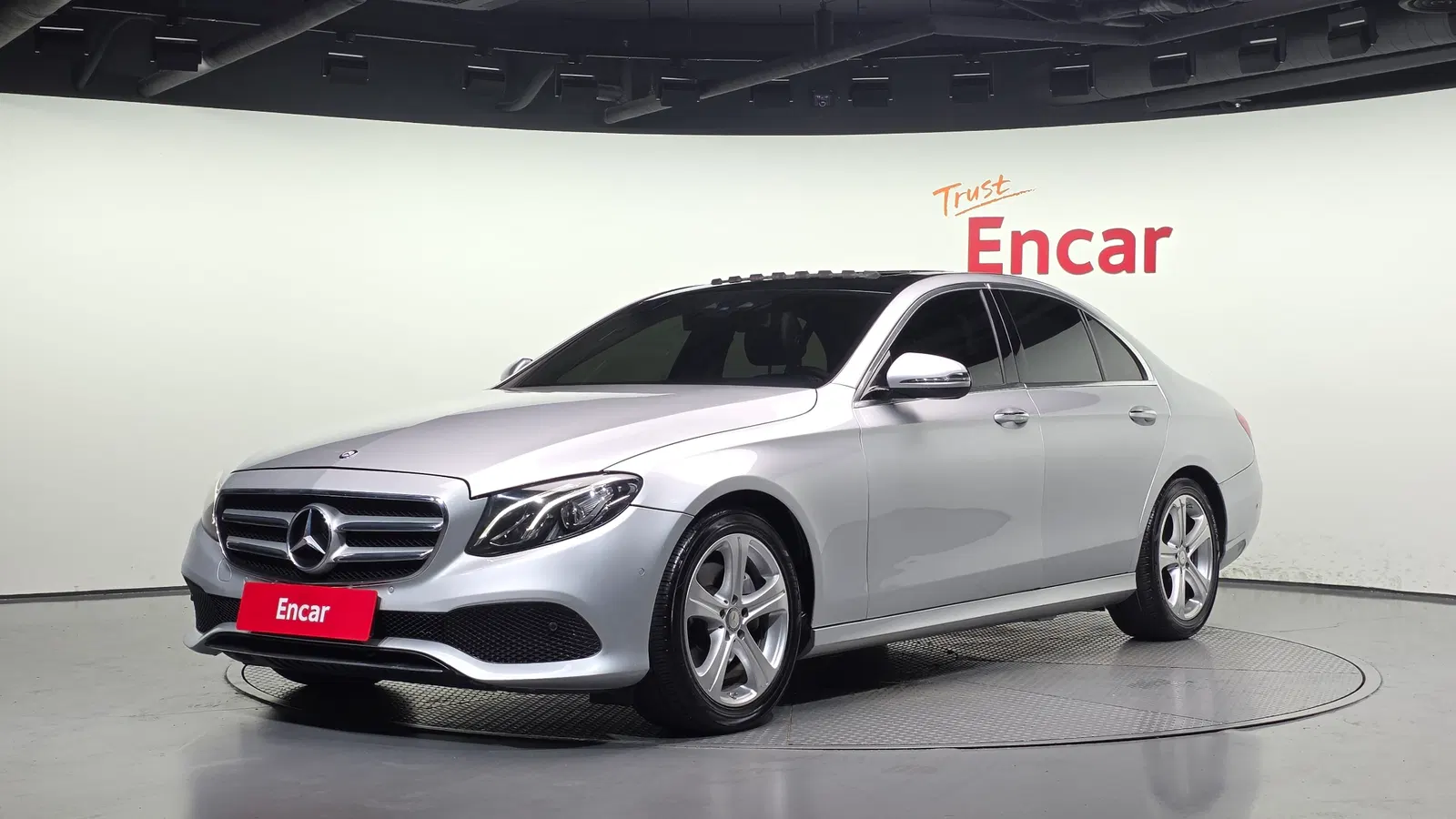 Mercedes-Benz Classe E E200 Avantgarde (W213) 2017 — photo 1 sur 20