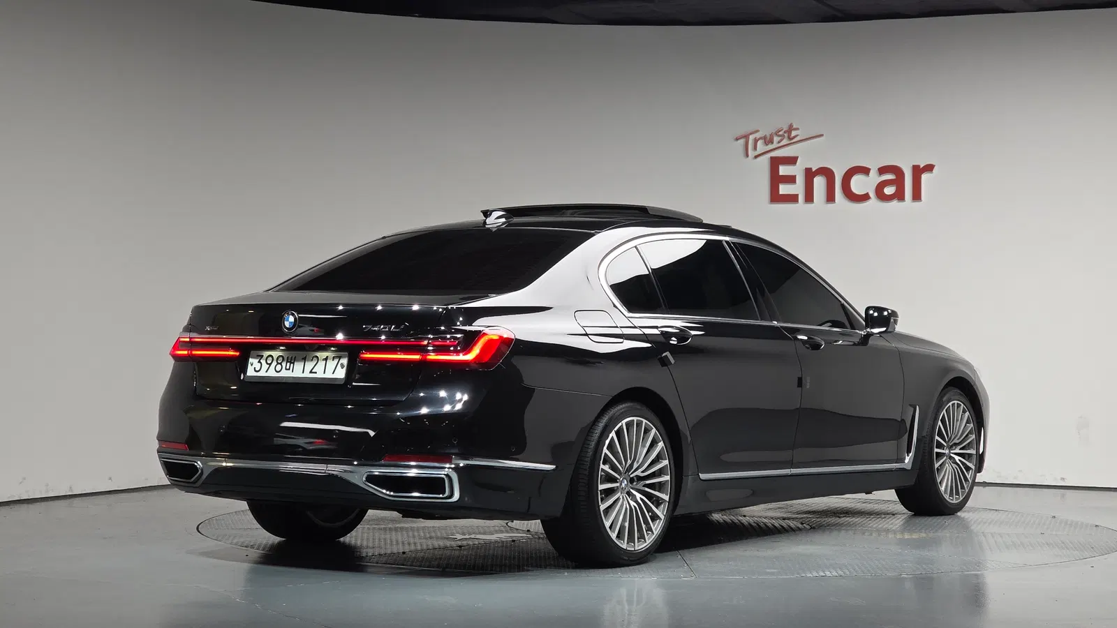 BMW Série 7 (G11) 740Li xDrive Design Pure Excellence 2020 — photo 1 sur 44
