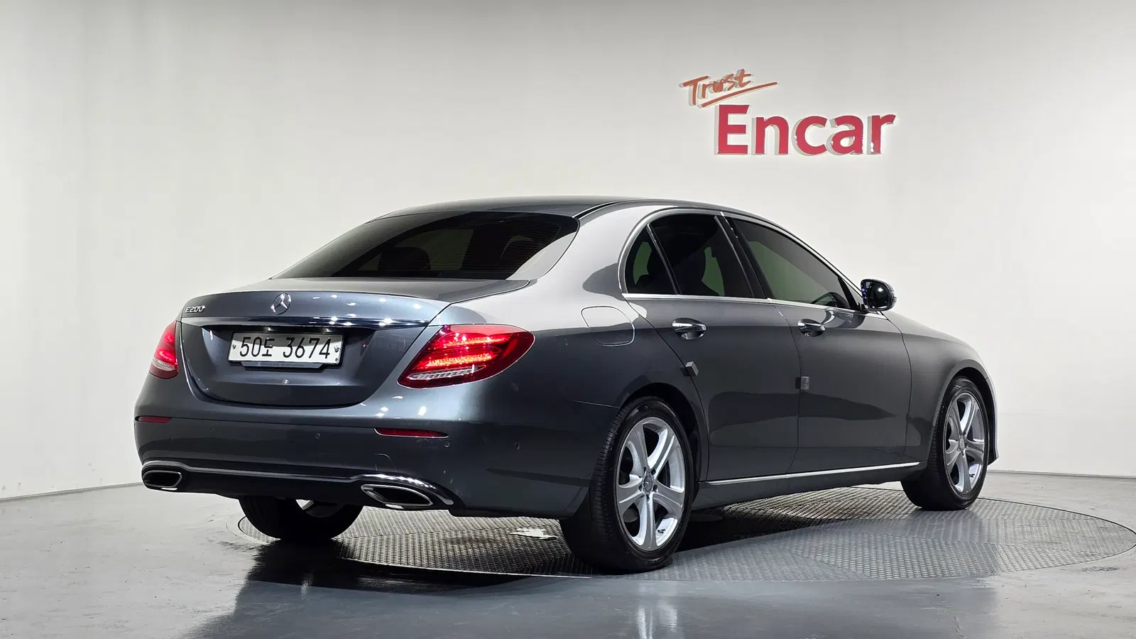 Mercedes-Benz Classe E E200 Avantgarde (W213) 2017 — photo 1 sur 32