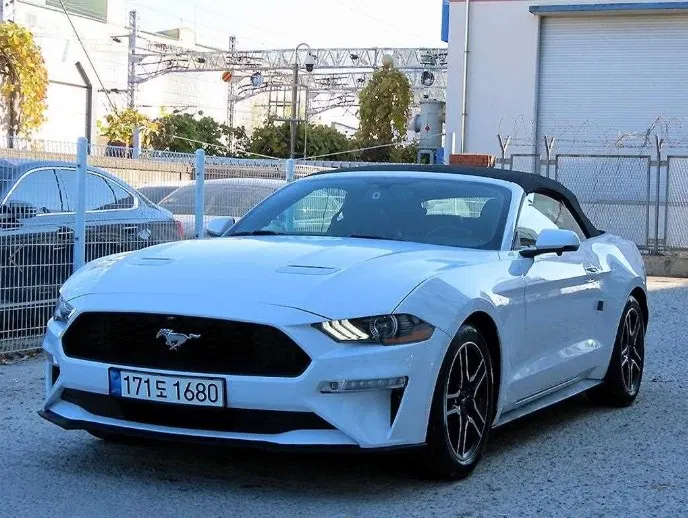 Ford Mustang Convertible 2020 — photo 1 sur 26