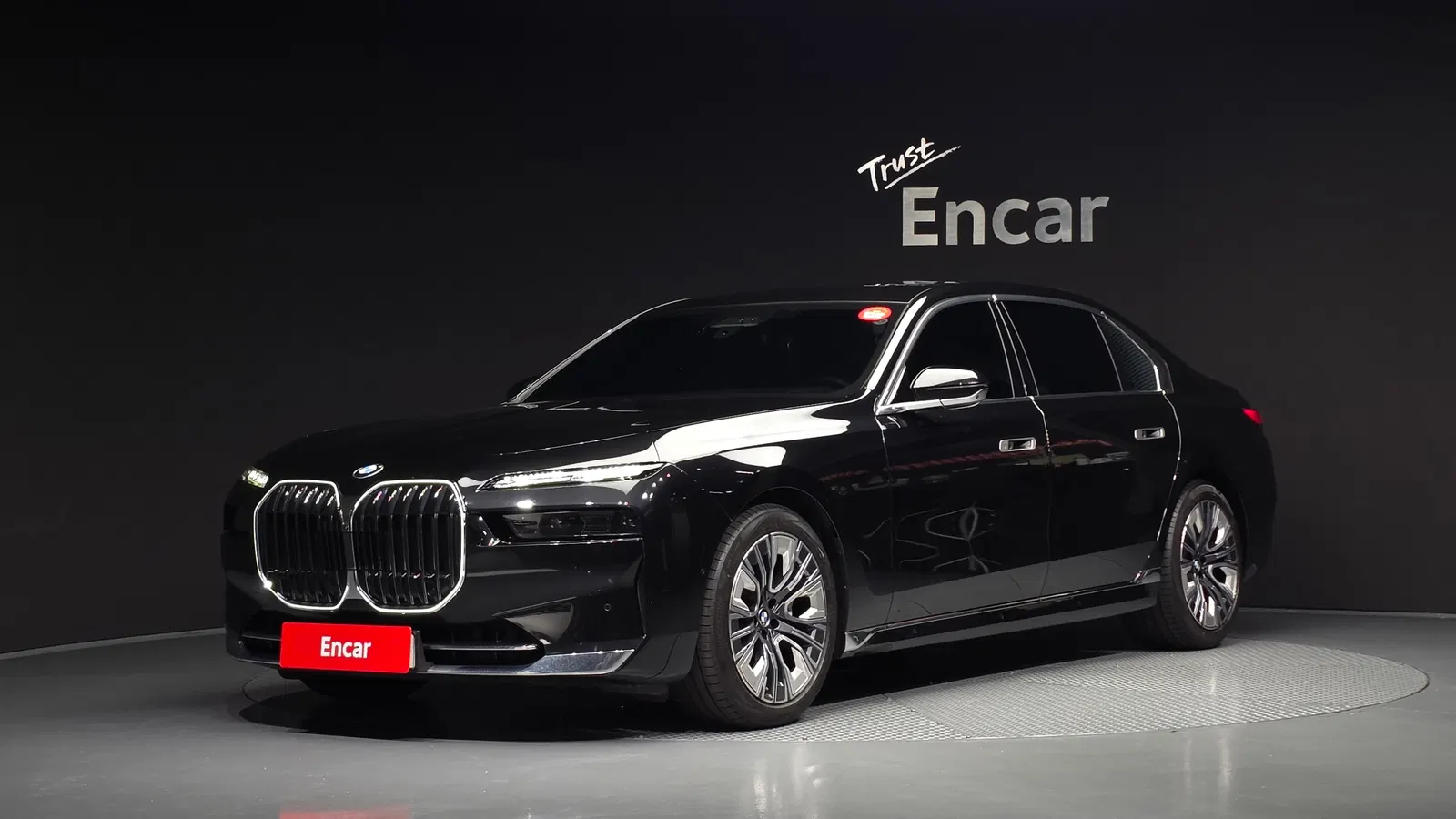 BMW Série 7 (G70) 740i sDrive Design Pure Excellence 2023 — photo 1 sur 20