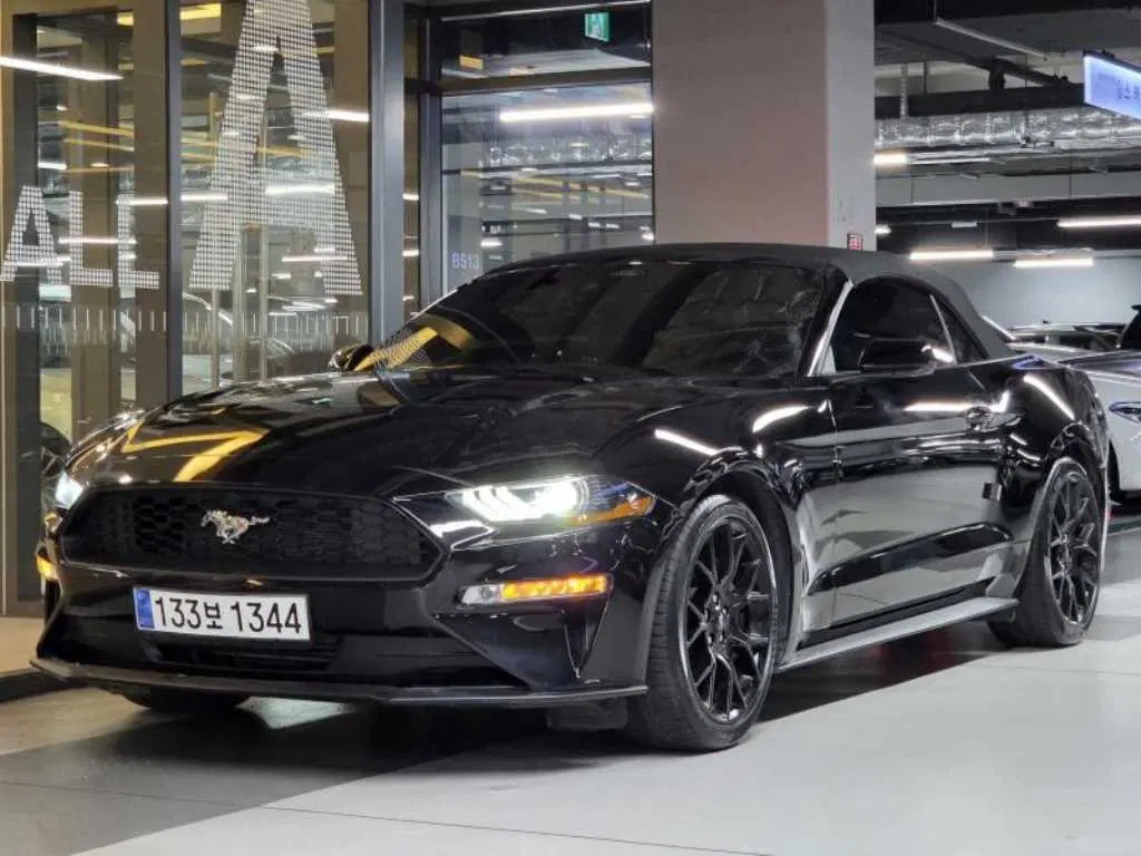 Ford Mustang Convertible 2023 — photo 1 sur 26