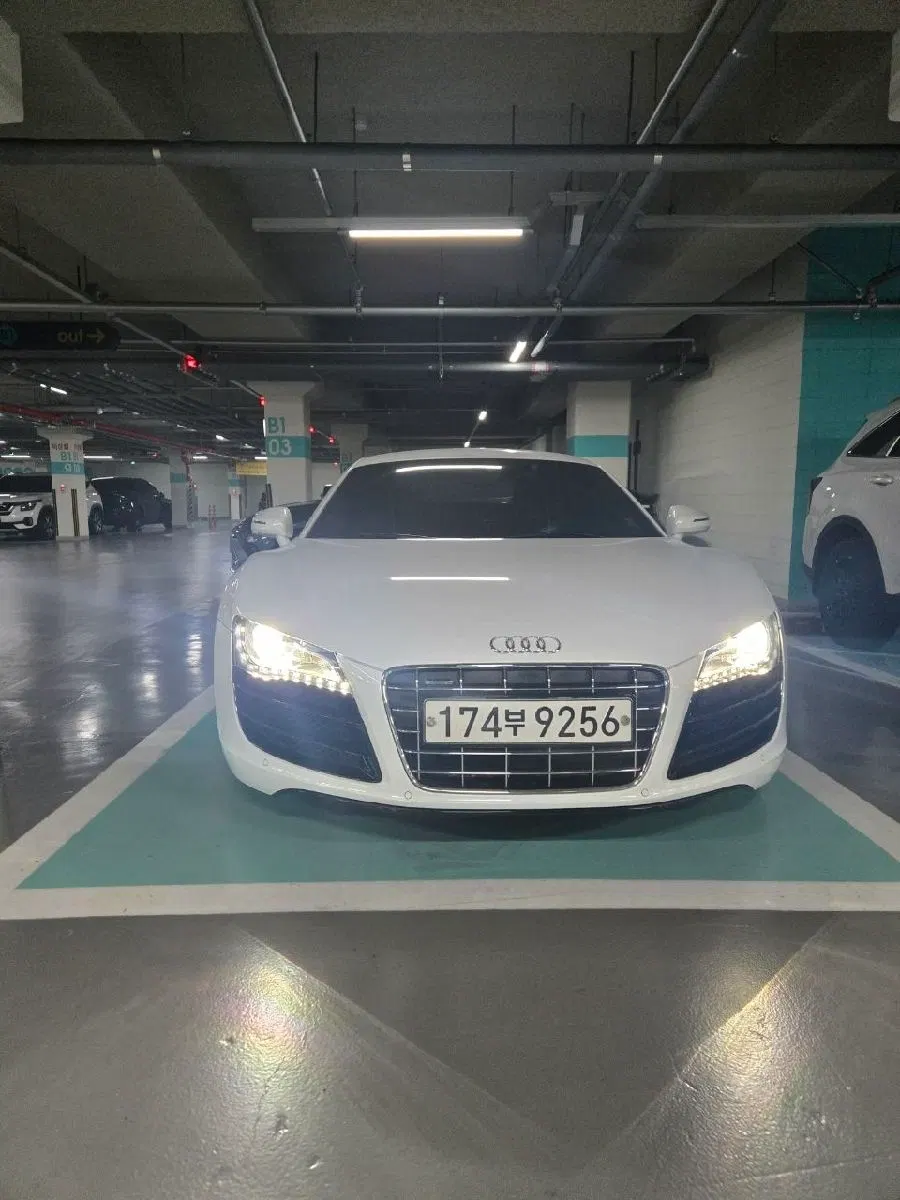 Audi R8 5.2 V10 Coupé 2012 — photo 1 sur 12