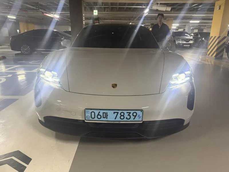 Porsche Taycan GTS 2023 — photo 1 sur 8