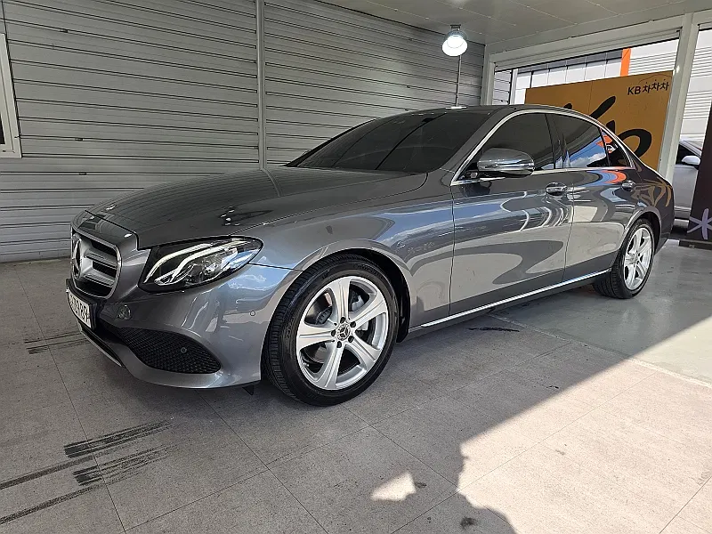 Mercedes-Benz Classe E E200 Avantgarde (W213) 2018 — photo 1 sur 26