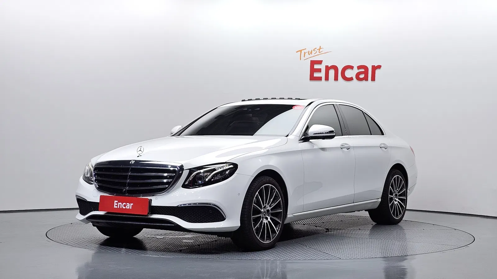 Mercedes-Benz Classe E E300 4MATIC Exclusive (W213) 2018 — photo 1 sur 39