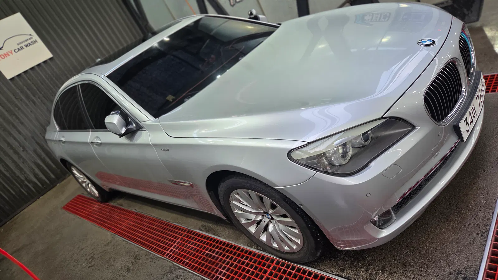 BMW Série 7 (F01) 740i 2010 — photo 1 sur 26