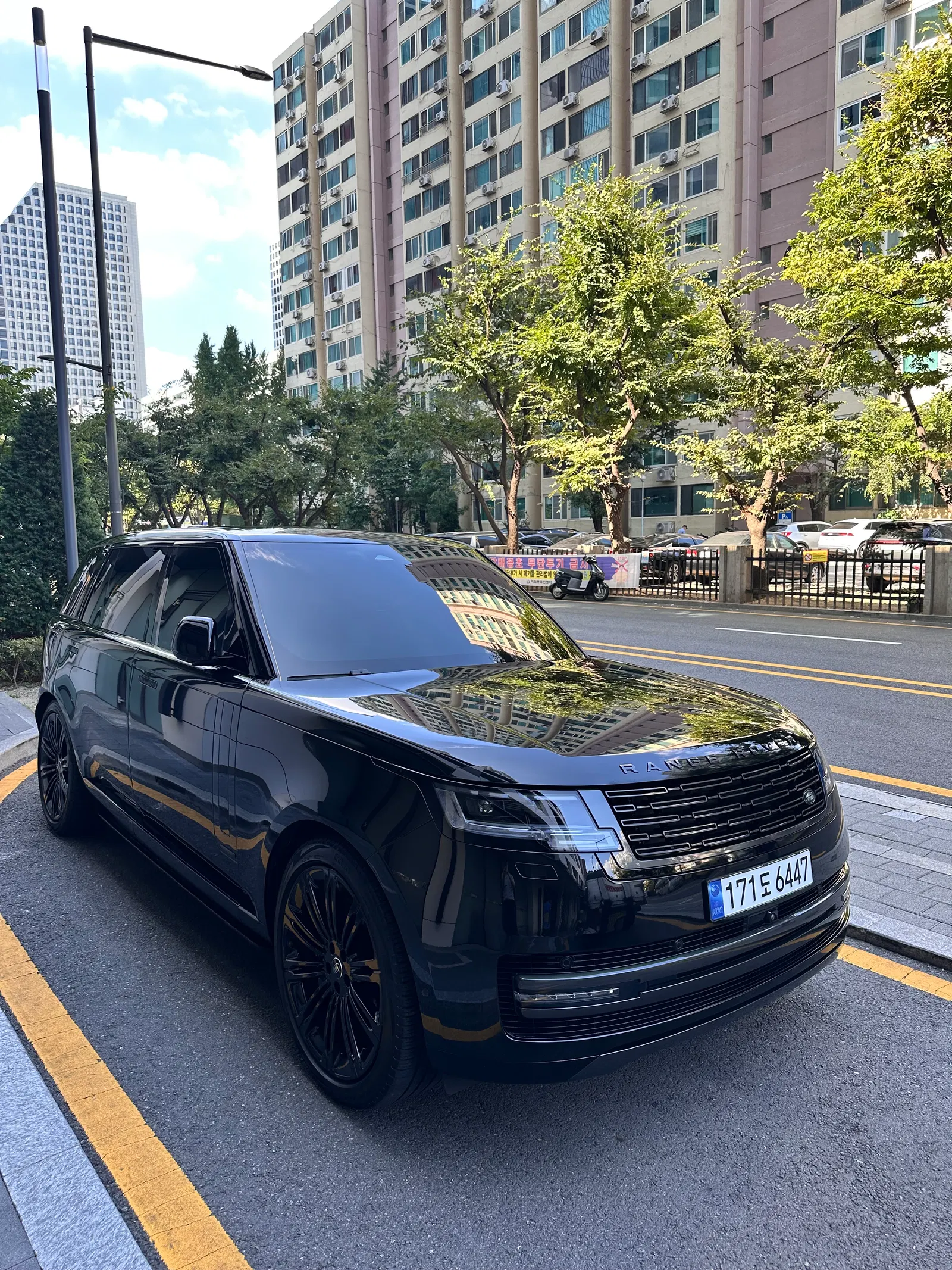 Land Rover Range Rover 5e génération P530 AB LWB 2024 — photo 1 sur 17