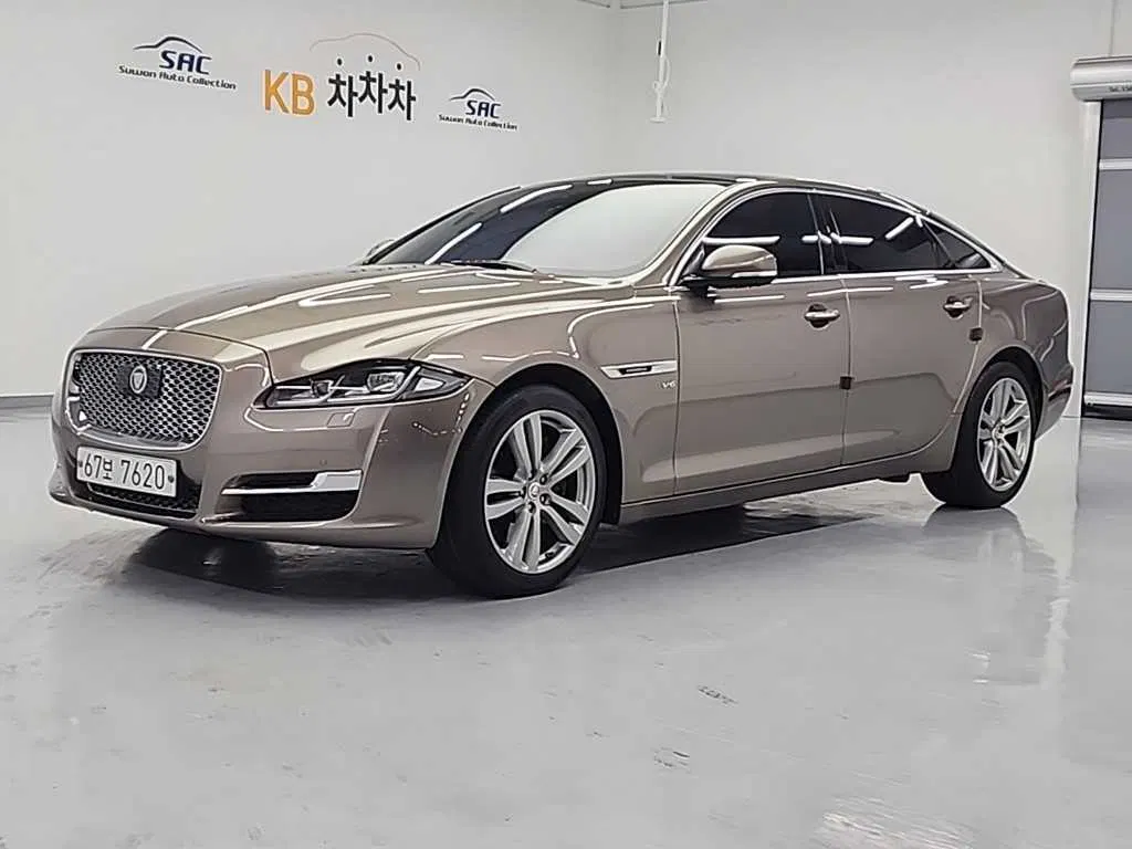 Jaguar All New XJ 3.0 SC AWD Portfolio LWB 2017 — photo 1 sur 24