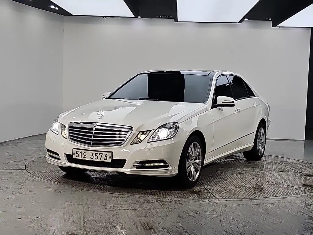 Mercedes-Benz Classe E E300 Avantgarde (W212) 2013 — photo 1 sur 26